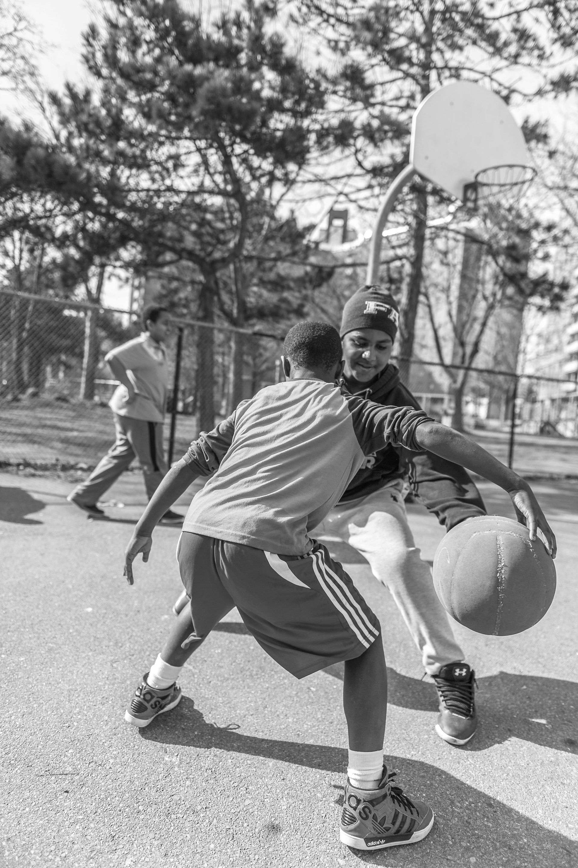Jongeren spelen samen basketbal